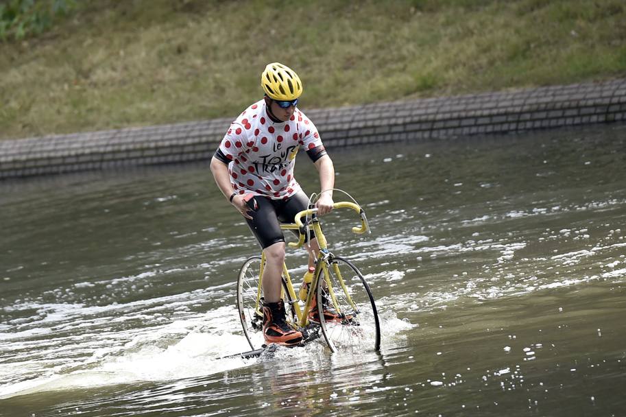 In bicicletta sull&#39;acqua al parco Lepelenburg di Utrecht per la presentazione delle squadre del Tour de France numero 102. Afp
